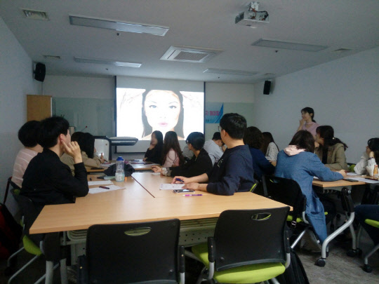 구로구가 뉴딜일자리사업 참여자들을 대상으로 취업지원 교육을 실시했다고 밝혔다. 지난 25일 27일 실시한 이번 교육에는 뉴딜일자리 참여자 31명이 참석했다. 이미지 컨설턴트 김푸름 강사가 '안정적인 취업과 성공적인 사회생활을 위한 이미지 메이킹'이란 주제로 강의했다. 참석자들은 전문가의 도움을 받아 자신의 이미지를 진단해보고, 면접 시 적합한 복장과 메이크업 등에 대해 배웠다. 구로구 제공